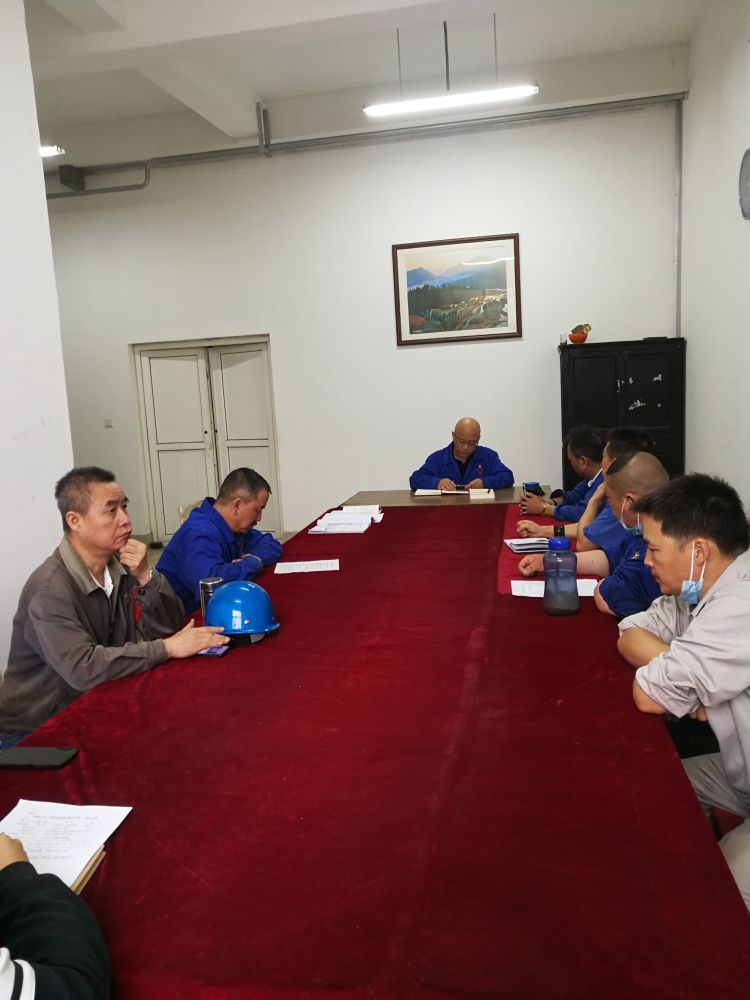 機(jī)加裝配黨支部召開(kāi)全體黨員大會(huì)，組織主題教育學(xué)習(xí)。