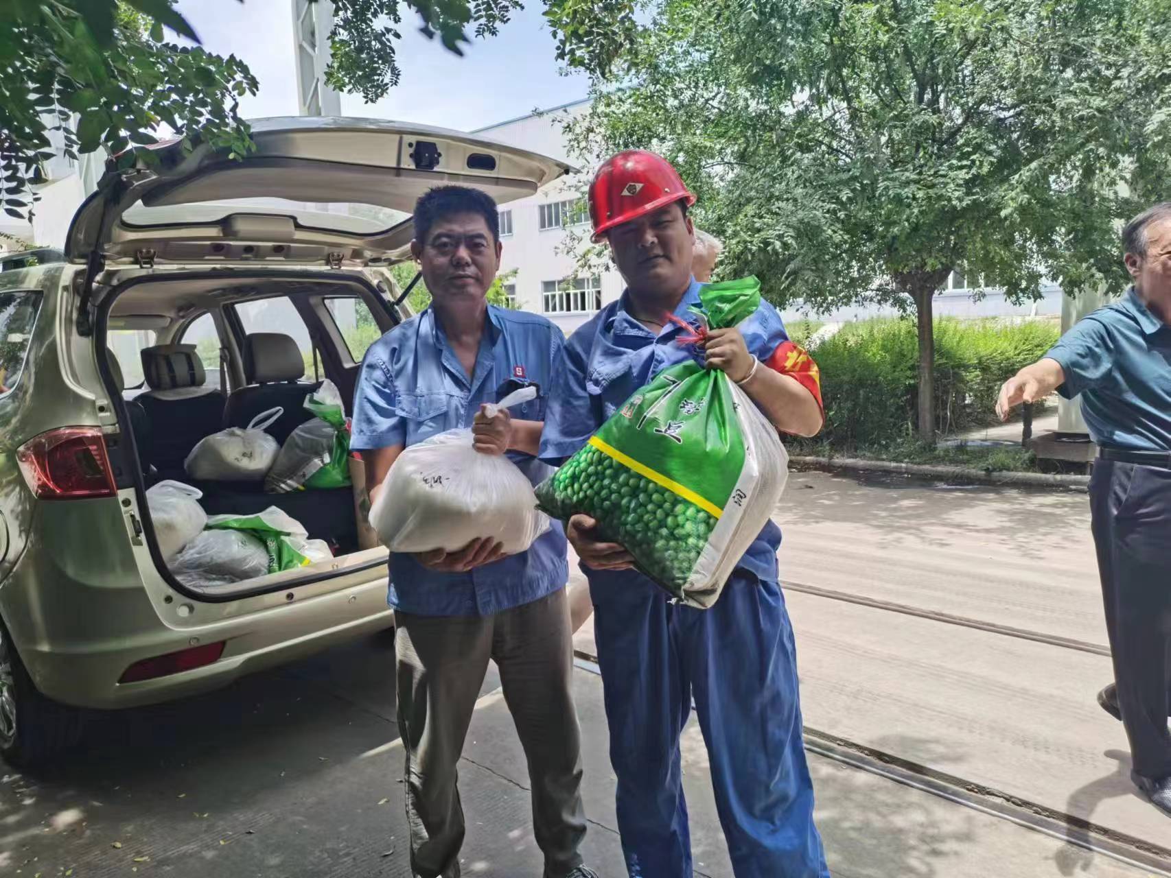 給一線(xiàn)生產(chǎn)車(chē)間和工地職工購(gòu)買(mǎi)了一批白糖、綠豆等防暑降溫品送到了車(chē)間工地